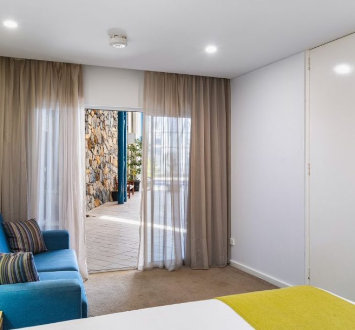 Standard-Queen-Bed-Poolside-10