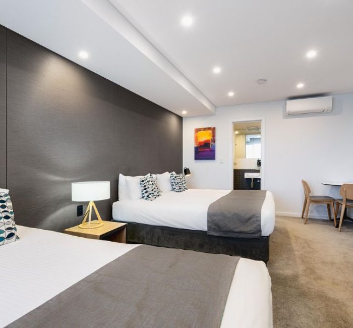 Standard-Room-with-King-and-Single-Bed-City-View-2