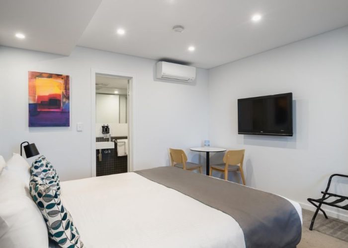 Standard-Room-with-King-and-Single-Bed-City-View-4