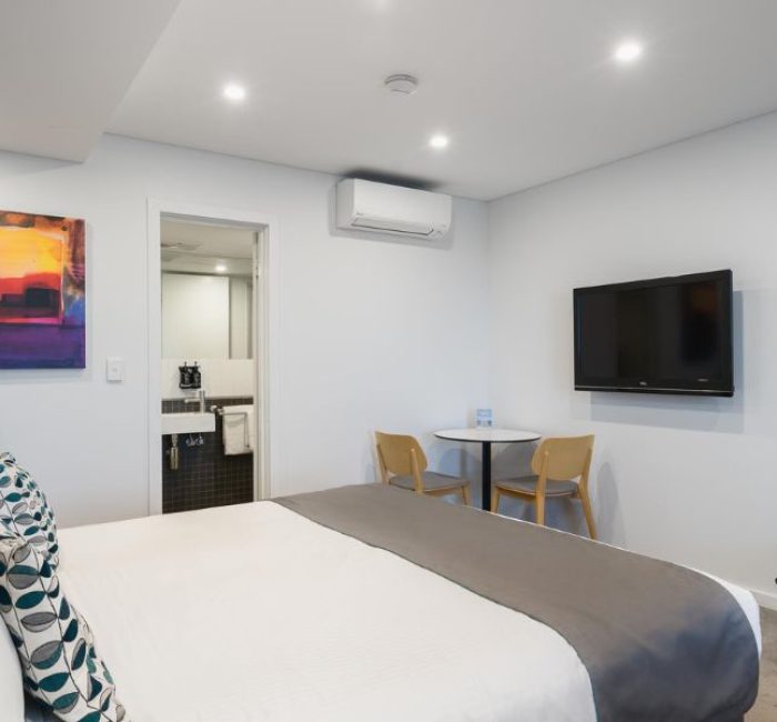 Standard-Room-with-King-and-Single-Bed-City-View-4